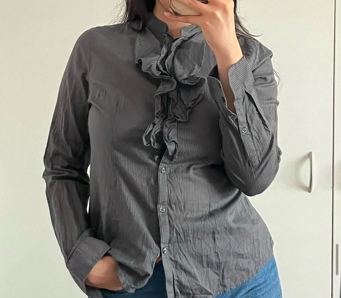 H&M Camicette: Chemise grise à volants, élégante et chic – Usato da Montreux venduto da m.mlkstn