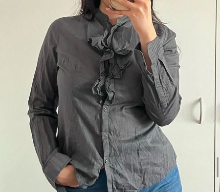 Chemise grise à volants, élégante et chic