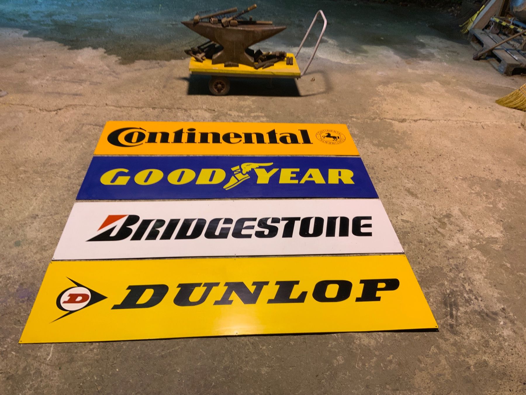 Goodyear Insegne: Original Schilderset Continental, Goodyear, Bridgestone, ... – Usato da Willisau venduto da Minali
