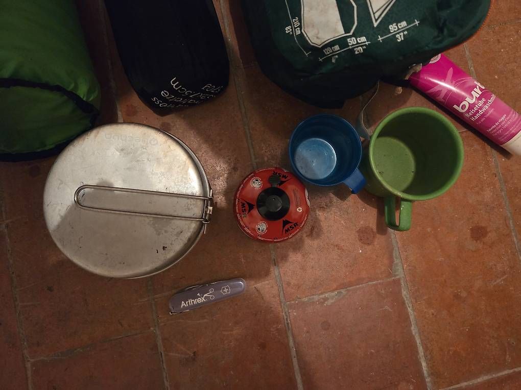 Sacchi a pelo: Camping Set Zelt isomatte Schlafsack etc – Usato da Zürich venduto da tudor87 4