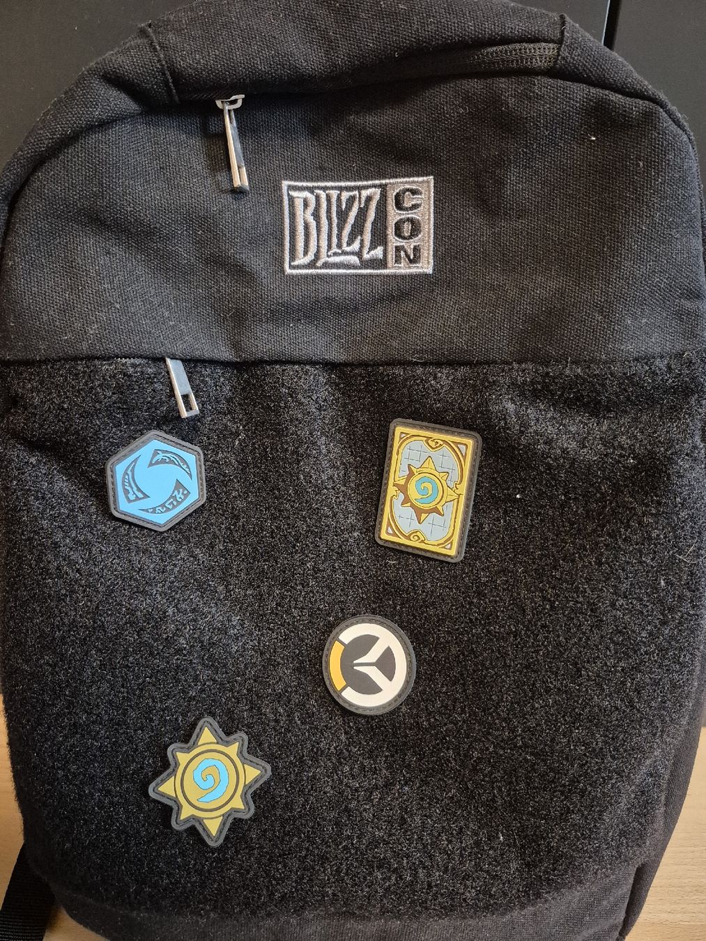 Zaini: Activision Blizzard Blizzcon Rucksack mit Badges – Usato da Seuzach venduto da Xauberai 5
