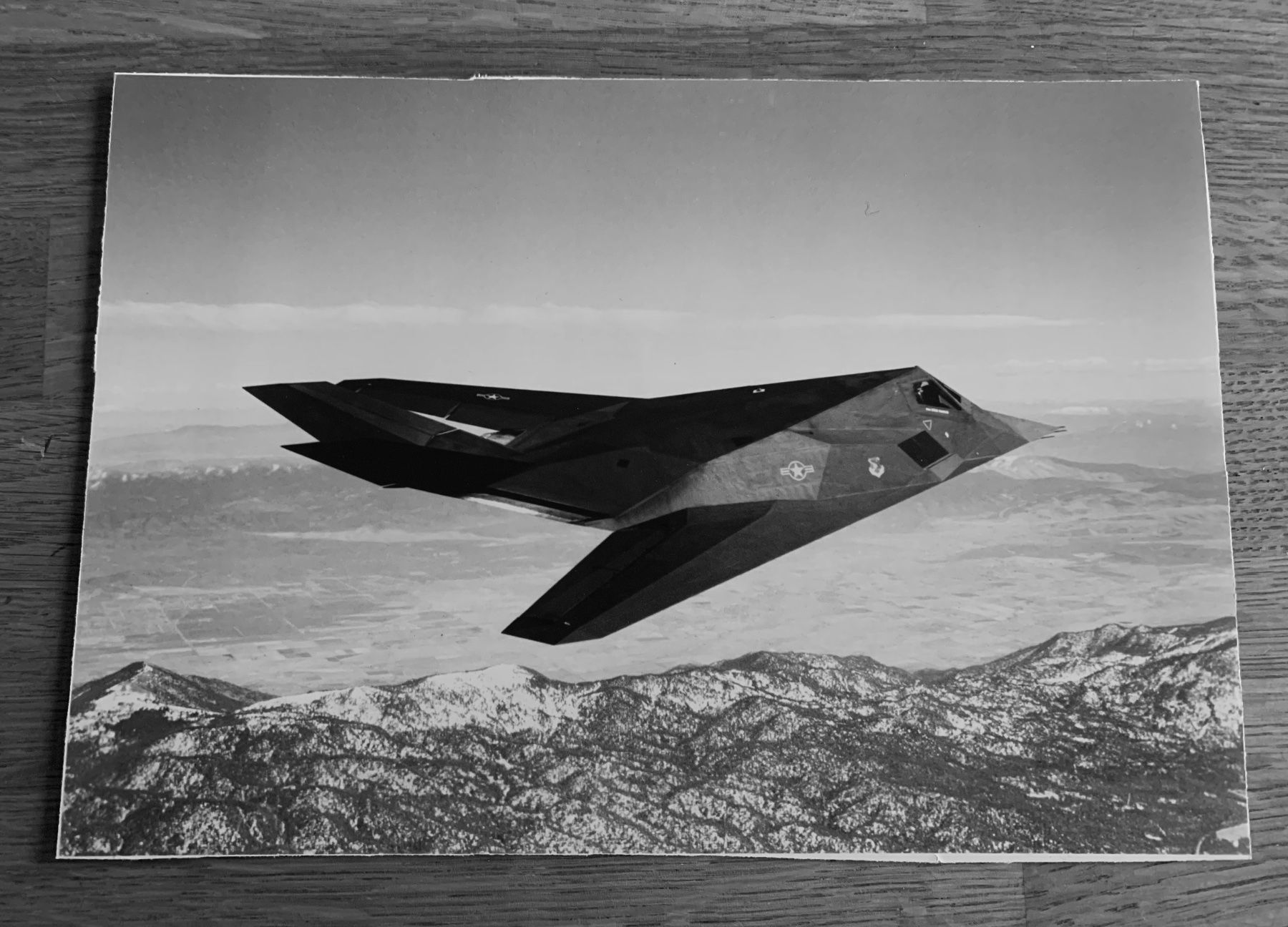 Posters & Illustrations: Foto 1981 einer Lockheed F-117 – D'occasion à Bern par artzeller61