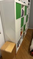 Grosses IKEA Kallax Regal mit Türen in Weiss und Grün