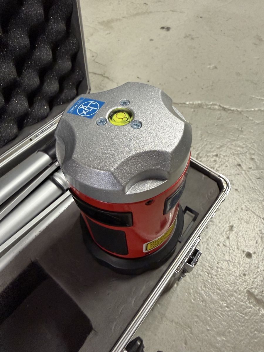 Laserliner Messen: Laser Nivellierger t LUX-TOOLS mit Stativ und Koffer – Gebraucht aus Interlaken von Skandalpreis 5