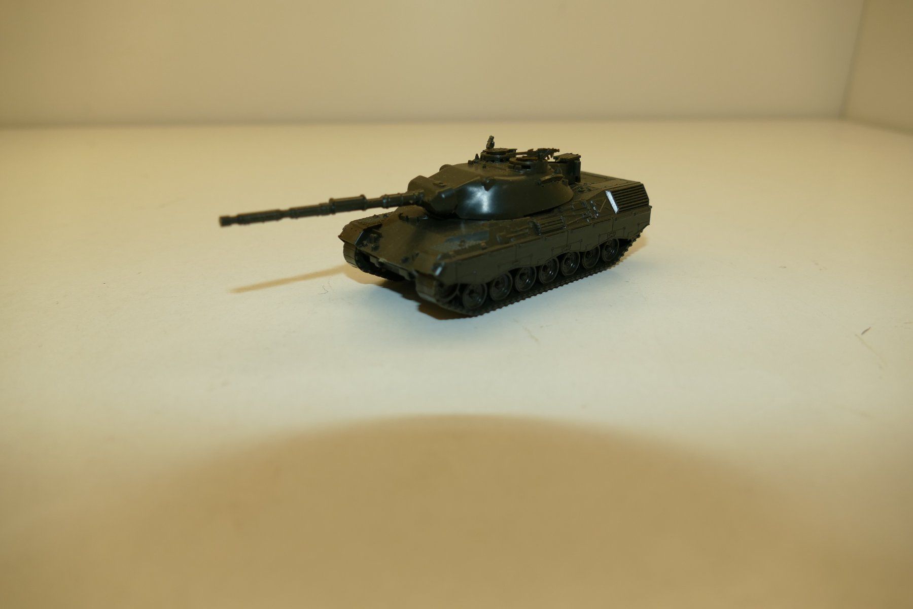 Roco Modellini di ferrovie: Roco Minitanks H0: Bundeswehr Kampfpanzer Leopard – Nuovo (secondo la descrizione) da Niederhasli venduto da rail-duerst 2