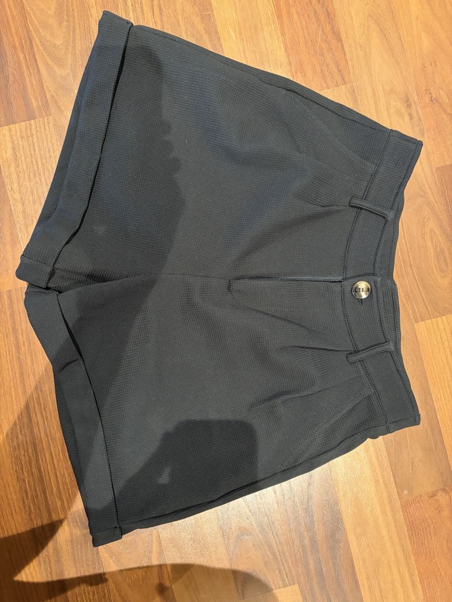 Pantaloni: Schwarze Shorts – Usato da Henau venduto da martina_1998 3