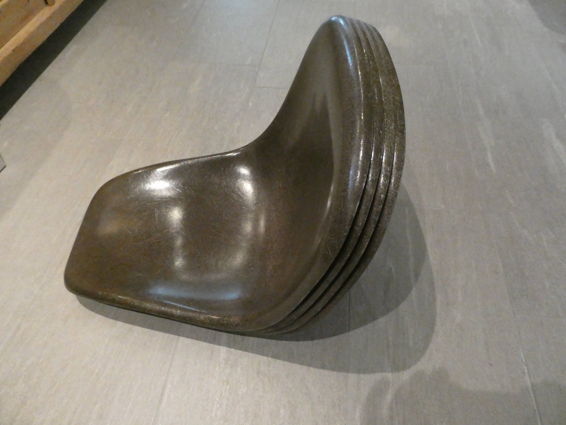 Eames Stühle: 4 Eames Schalenstühle seal braun – Gebraucht aus Ernetschwil von Kiwi200 8