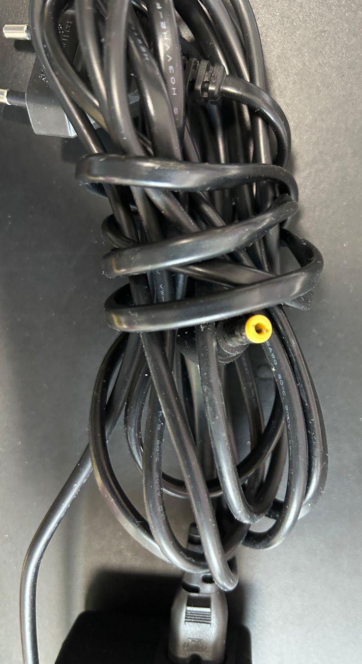 Fujitsu Caricabatterie: Fujitsu AC-Adapter 19VDC – Usato da Lüsslingen venduto da Piper 2