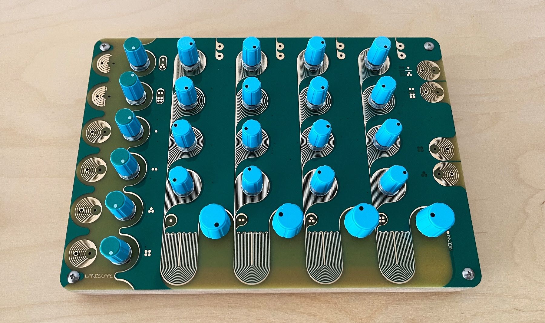 Musikinstrumente: Landscape Moon 4-Channel Passive-Analogue Drum Synth – Neu (gemäss Beschreibung) aus Basel von CBassReflex