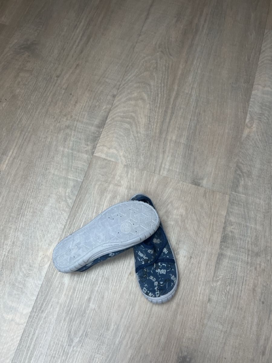 Scarpe per ragazzi: Kinder Hausschuhe 30 – Usato da Bachenbülach venduto da Dana_Ondrasik 2
