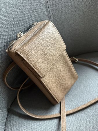 Urbany’s Portemonnaie-Tasche mit Trageriemen, neuwertig!