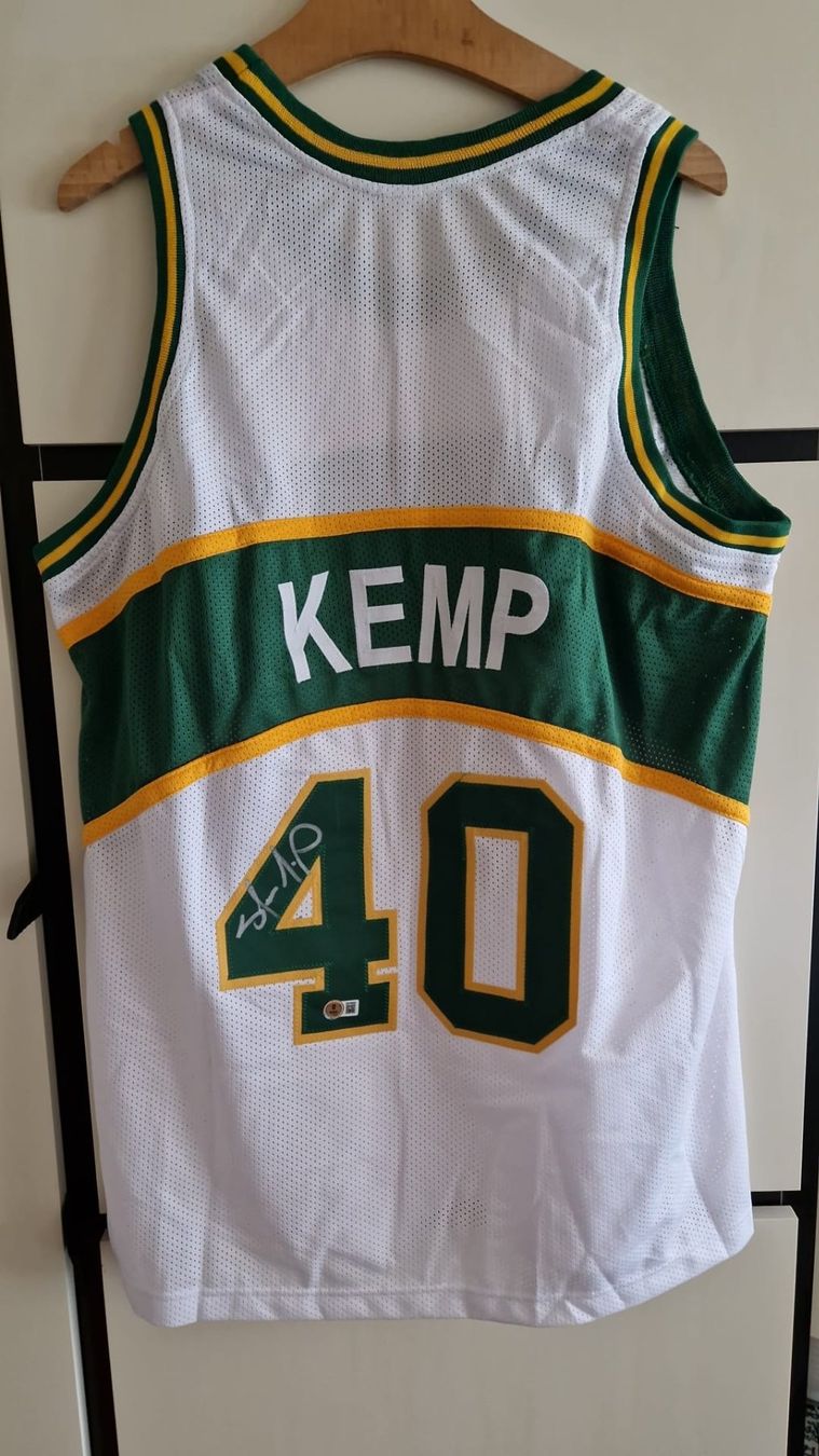 Autografi: NBA Maillot custom Sonics dédicacé par SHAWN KEMP – Nuovo (secondo la descrizione) da Lutry venduto da SwissBBCards 1