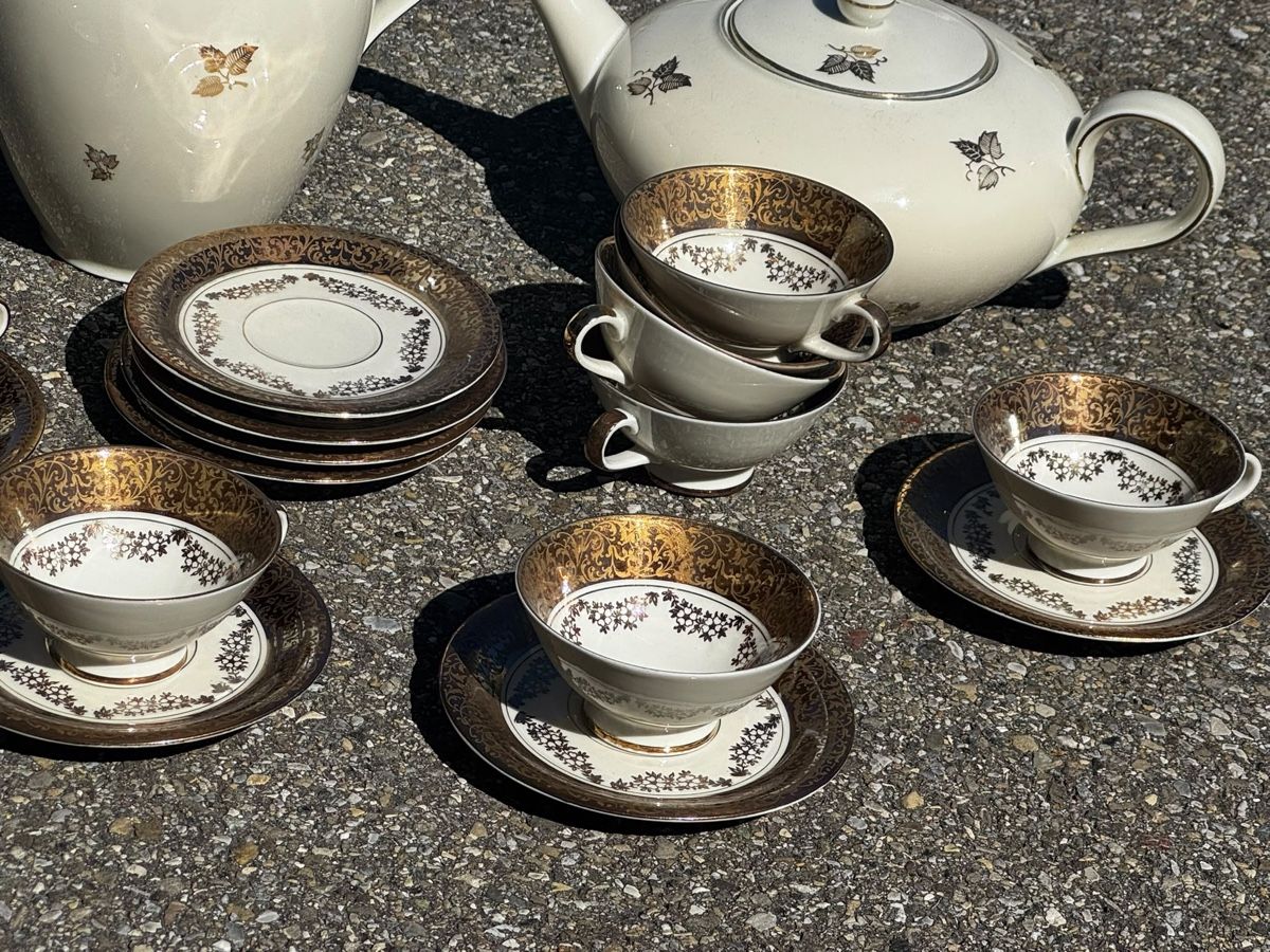 Set di piatti: 18-tlg Kaffee-/Teeset  – Usato da Egg b. Zürich venduto da Brocki_Insel_Egg