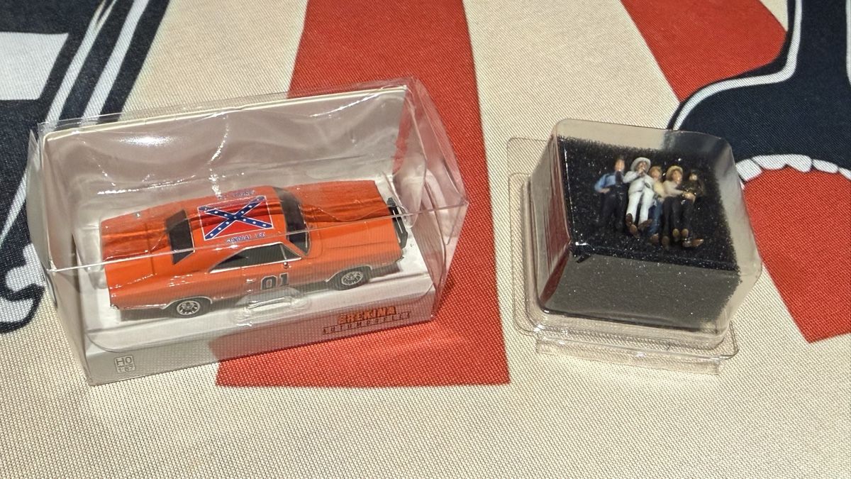 Dodge Modellini d'auto: "General Lee" mit Figuren, 1:87 – Nuovo e nell'imballaggio originale da Basel venduto da Zomeg 2