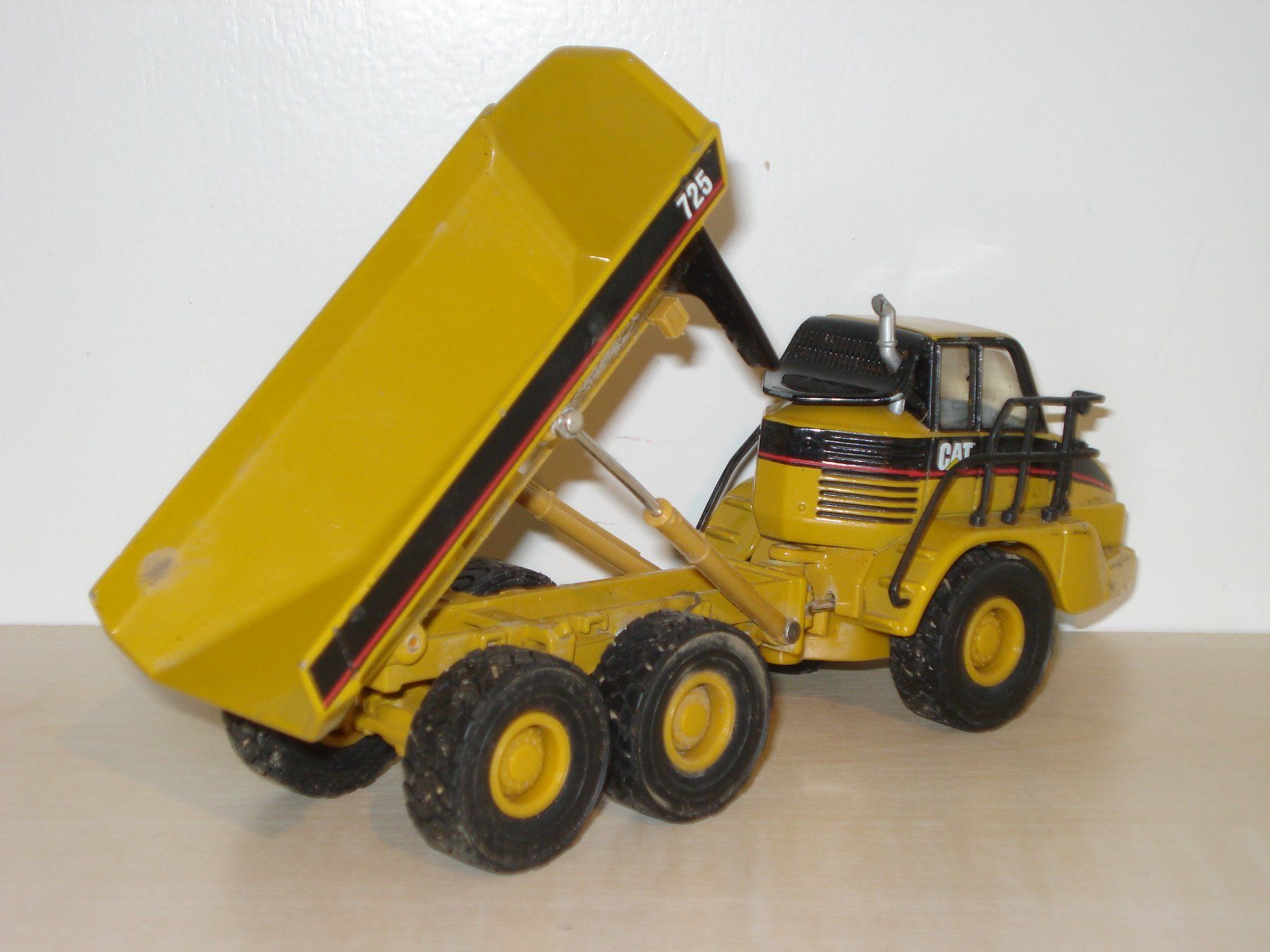 Caterpillar Kit di modellismo & Modellini statici: CAT 725 Knickdumper – Difettoso da Mitlödi venduto da worker04 2