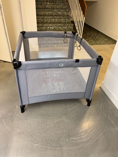 Box & Barriere di sicurezza: Grey Travel Cot / Playpen – Usato da Thalwil venduto da Aria80