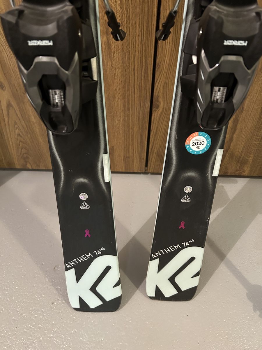K2 Sci: Ski-Set Ski, Stöcke und Helm – Usato da Niederbuchsiten venduto da idontknow. 1