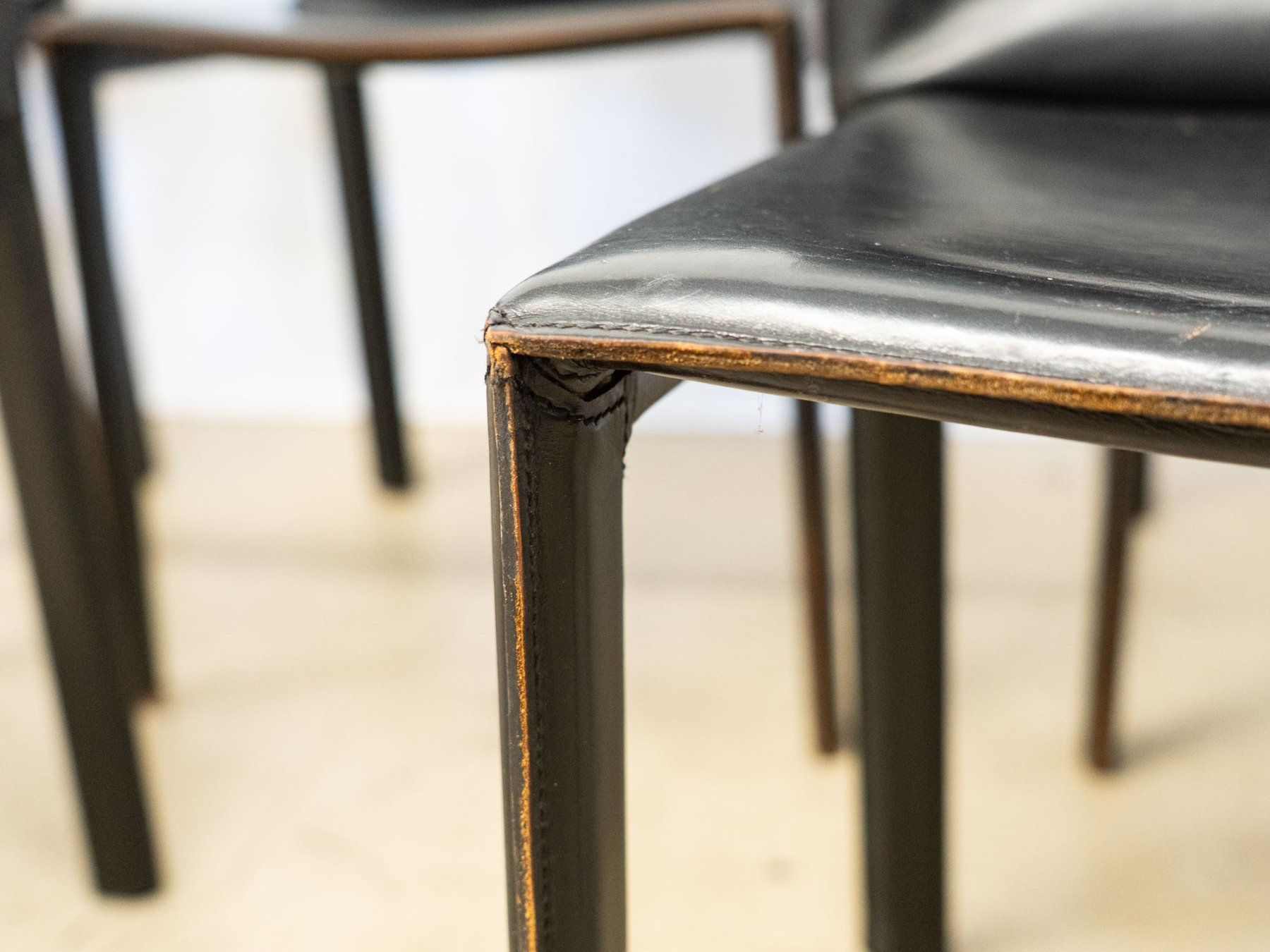 Chaises: 5 Lederstühle "Pasqualine" - Enrico Pellizzoni - Ref. 07/07 – D'occasion à Au ZH par BrockiAu 5