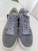 Sneaker Kennel & Schmenger grau mit Perlen getragen