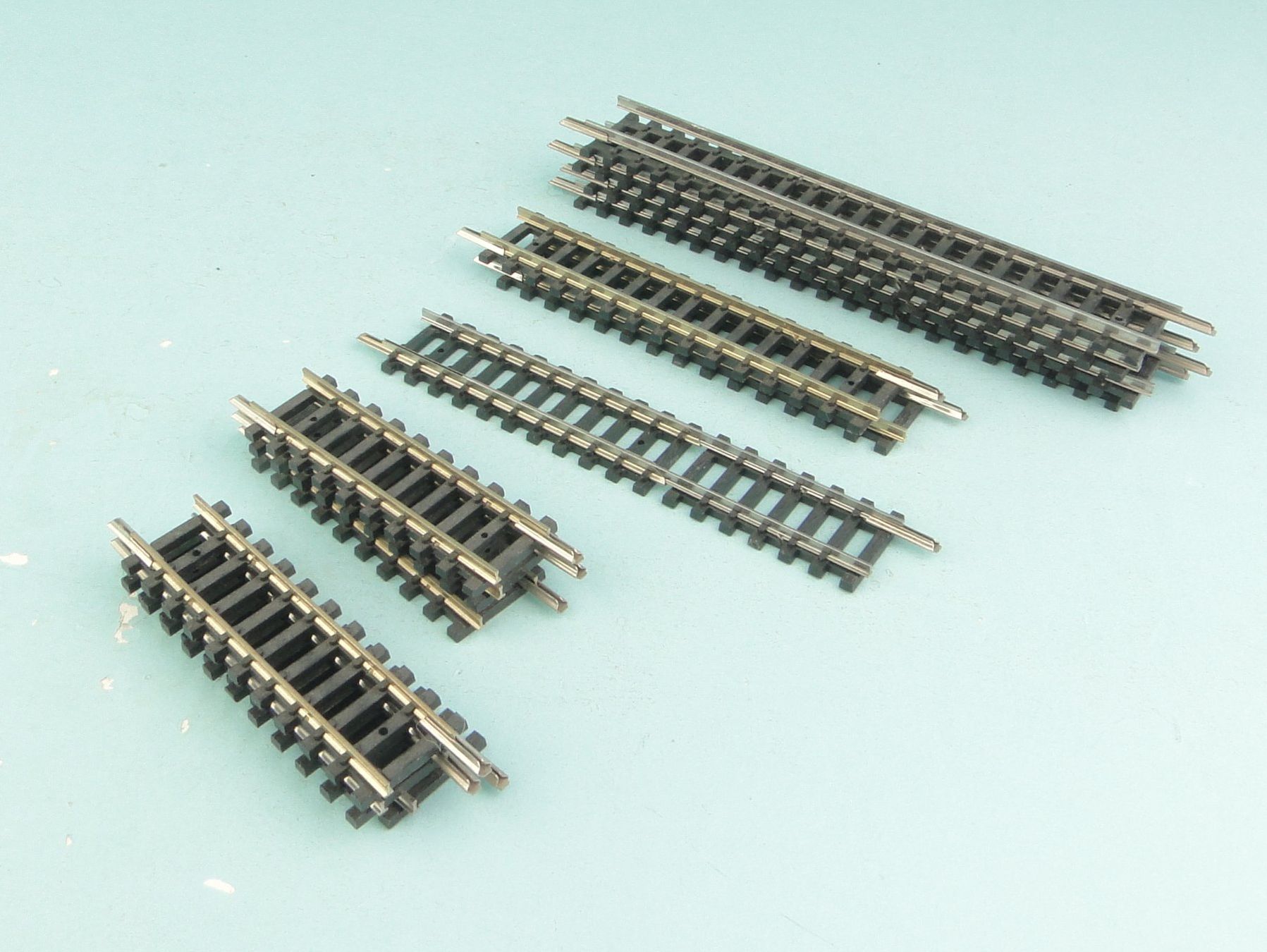 Arnold Modelleisenbahnen: Minitrix Gleis div Grössen 13 Stk – Gebraucht aus Bülach von Albitrain