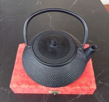GussEisen TeeKanne mit 6 japanischen Porzellan Bowls