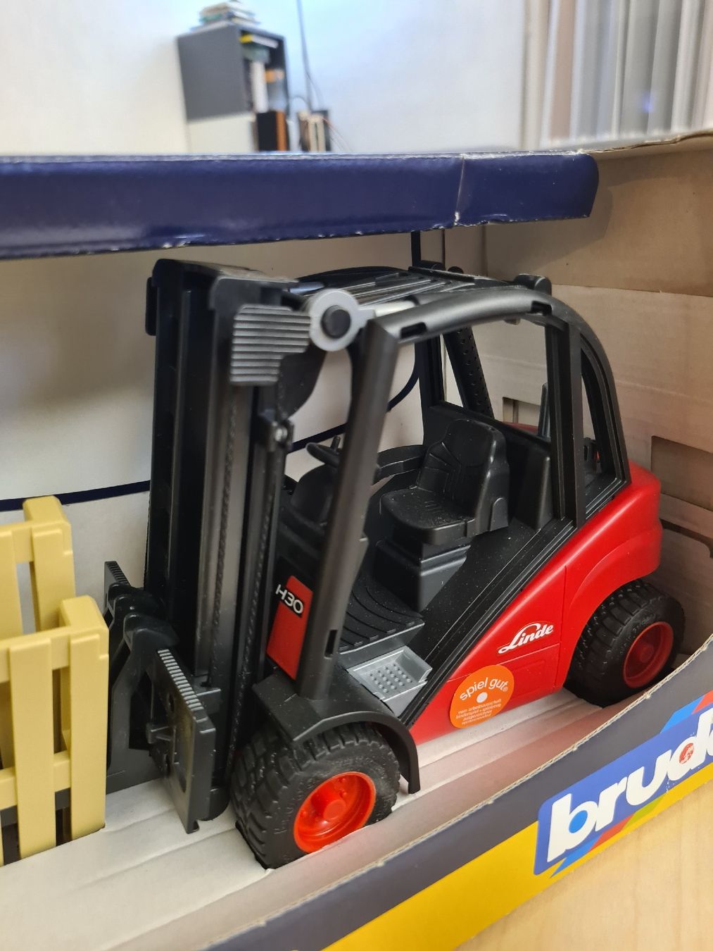 Bruder Giocattoli: Bruder Linde H30 Stapler mit Palette, neu – Nuovo e nell'imballaggio originale da Sissach venduto da pablum87 2