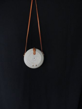 très joli sac tressé blanc cassé