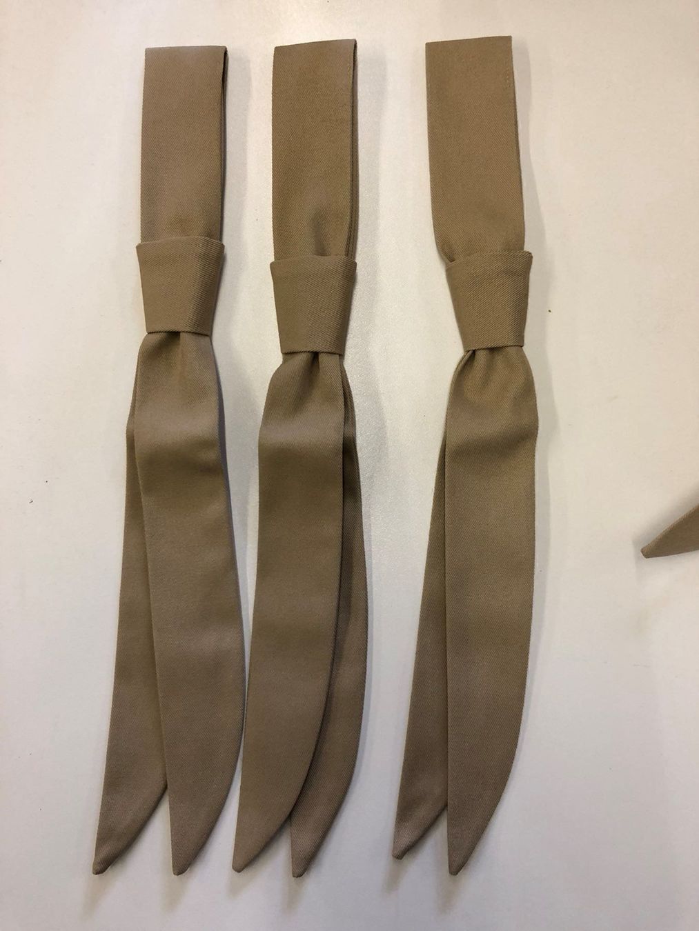 Küchengeräte: 3 Schleifenkrawatten/Foulards Sandbeige – Neu und originalverpackt aus Gossau SG von Sombat 1