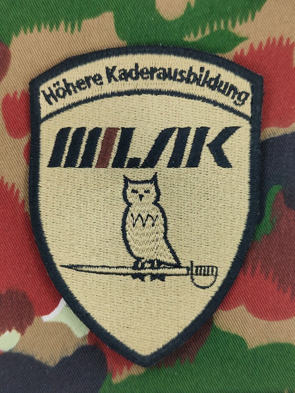Schweizer Armee Plaketten & Abzeichen: Verbandsabzeichen Höhere Kaderausbildung MILAK – Gebraucht aus Bauma von SwissMilitaria
