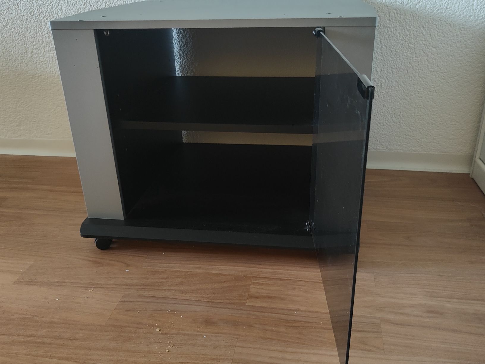 Mobili TV: TV-Möbel mit Glastür und Rollen gebraucht – Usato da Volketswil venduto da kompressor200 1