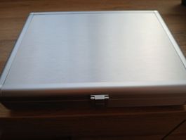 Mallette aluminium argenté, élégante et robuste
