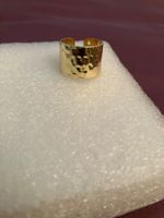 eleganter verstellbarer goldfarbener Bandring, gemustert