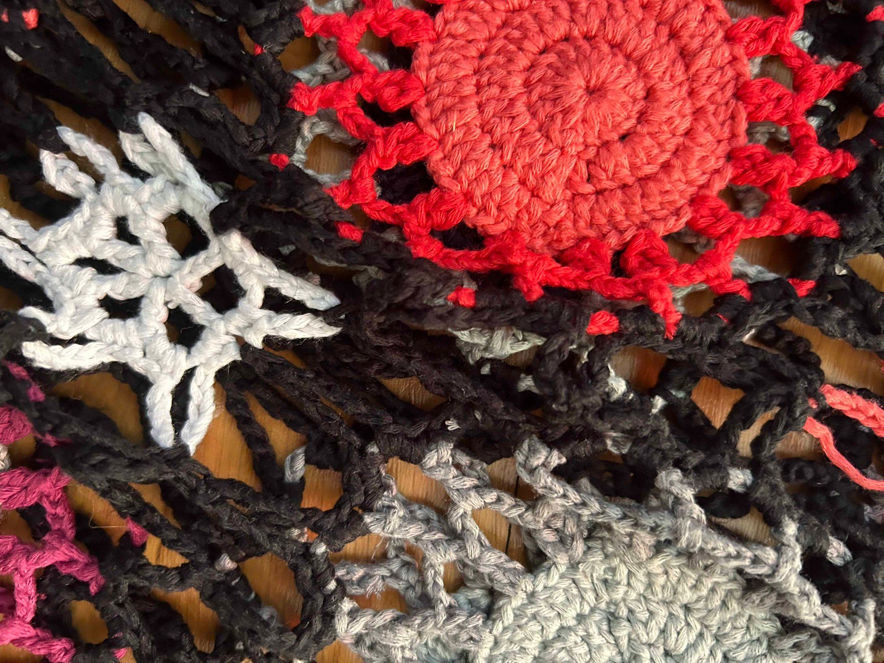 Tuniken: Gehäkelte Sommer-Tunika mit Blumenmuster – Gebraucht aus Zürich von Konsumware 1