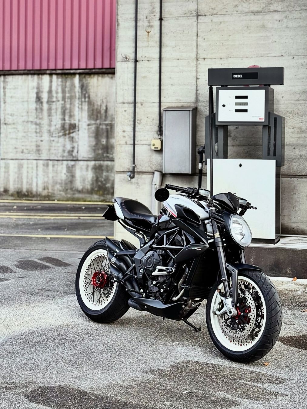 MV Agusta Strada: MV Agusta Dragster 800 RR – Usato da Wildegg venduto da phaenomen 1