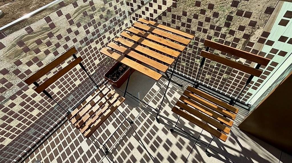 Set di tavolo e panche: Table de jardin/balcon + 2 chaises  CHF 50. – Usato da Ecublens VD venduto da Golgoth_13