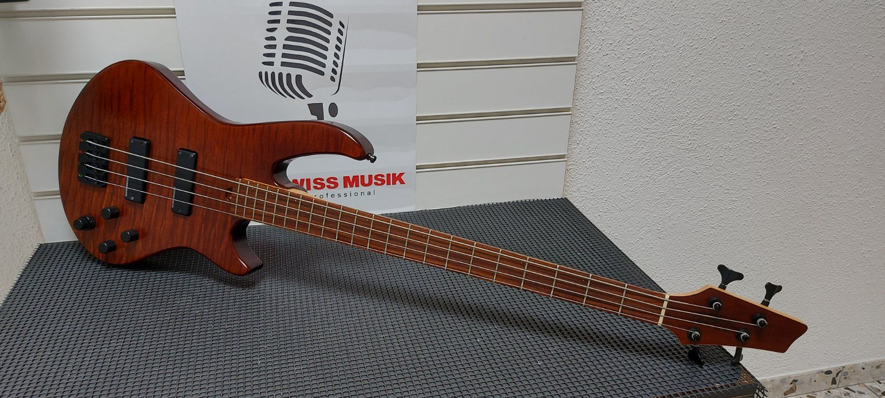 Cort Strumenti musicali: E-Bass Godin BG4 knobs & active neuwertig – Nuovo (secondo la descrizione) da Glattbrugg venduto da Swissmusik