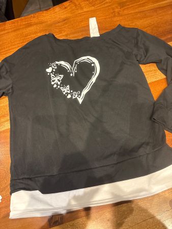 Schwarzes Langarmshirt mit Herzprint, Grösse M, neuwertig