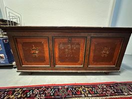 Antike bemalte Bauerntruhe aus Holz mit Inschrift Jahr 1857
