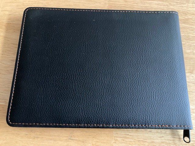 Altro in  Abbigliamento & Accessori: Harley Davidson Leder-Aktenmäppchen mit Pin und Hog-Patch – Nuovo (secondo la descrizione) da Affoltern am Albis venduto da rollotomasi 1