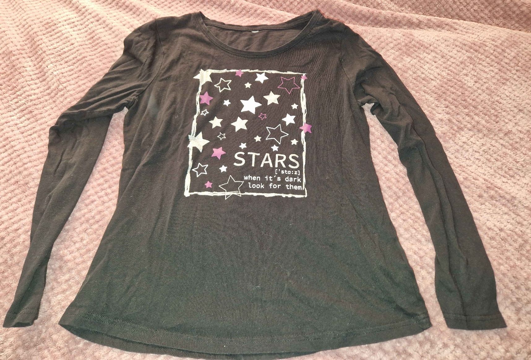 T-shirt: Schwarzes Langarmshirt mit Sternen Grösse S – Usato da Utzenstorf venduto da Ernie_und_Bert