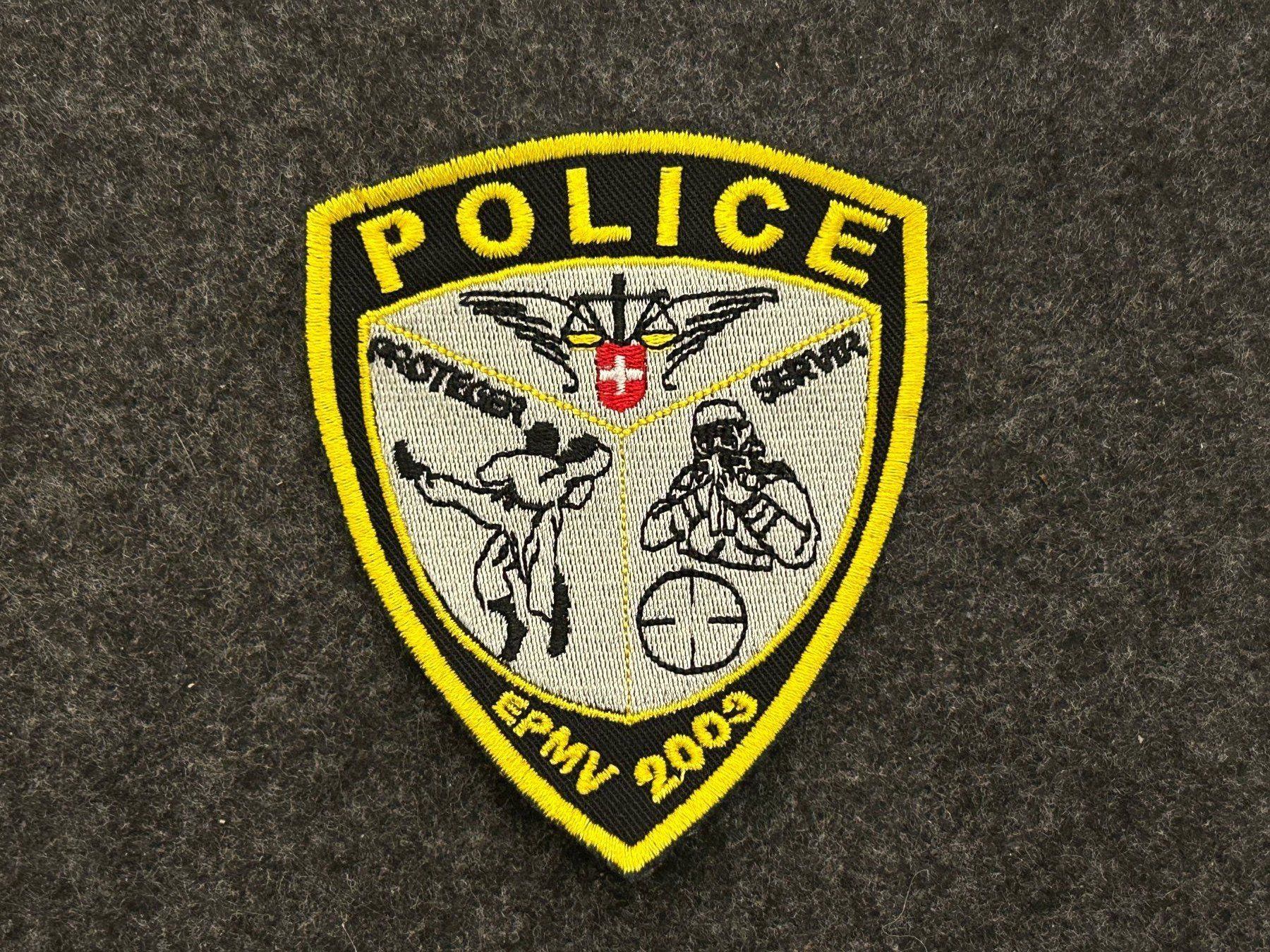 Plaquettes & Badges: Polizeiabzeichen Schweiz - Polizeischule Gemeinde Waadt 2003 – D'occasion à Berikon par DGC-1995