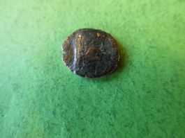 uralte   Bronzemünze  13 mm  1.46 g