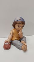 Goebel Figur Nina Marco Junge mit Auto  (W)