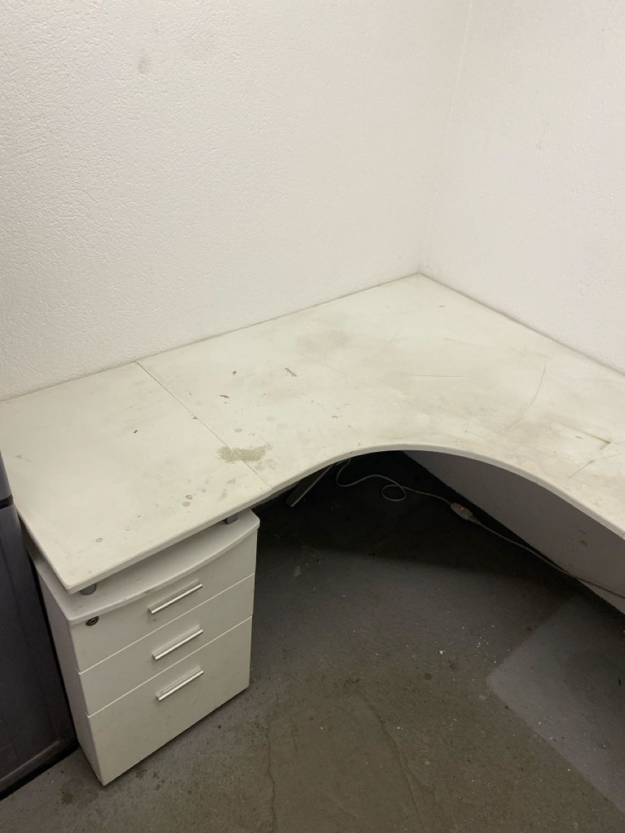 Bureaux: Eckschreibtisch mit Bürostuhl – D'occasion à Disentis/Mustér par jack321 1