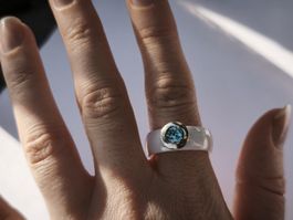 Silber 925 Ring weiss Keramik mit blauem Stein Grösse 21mm
