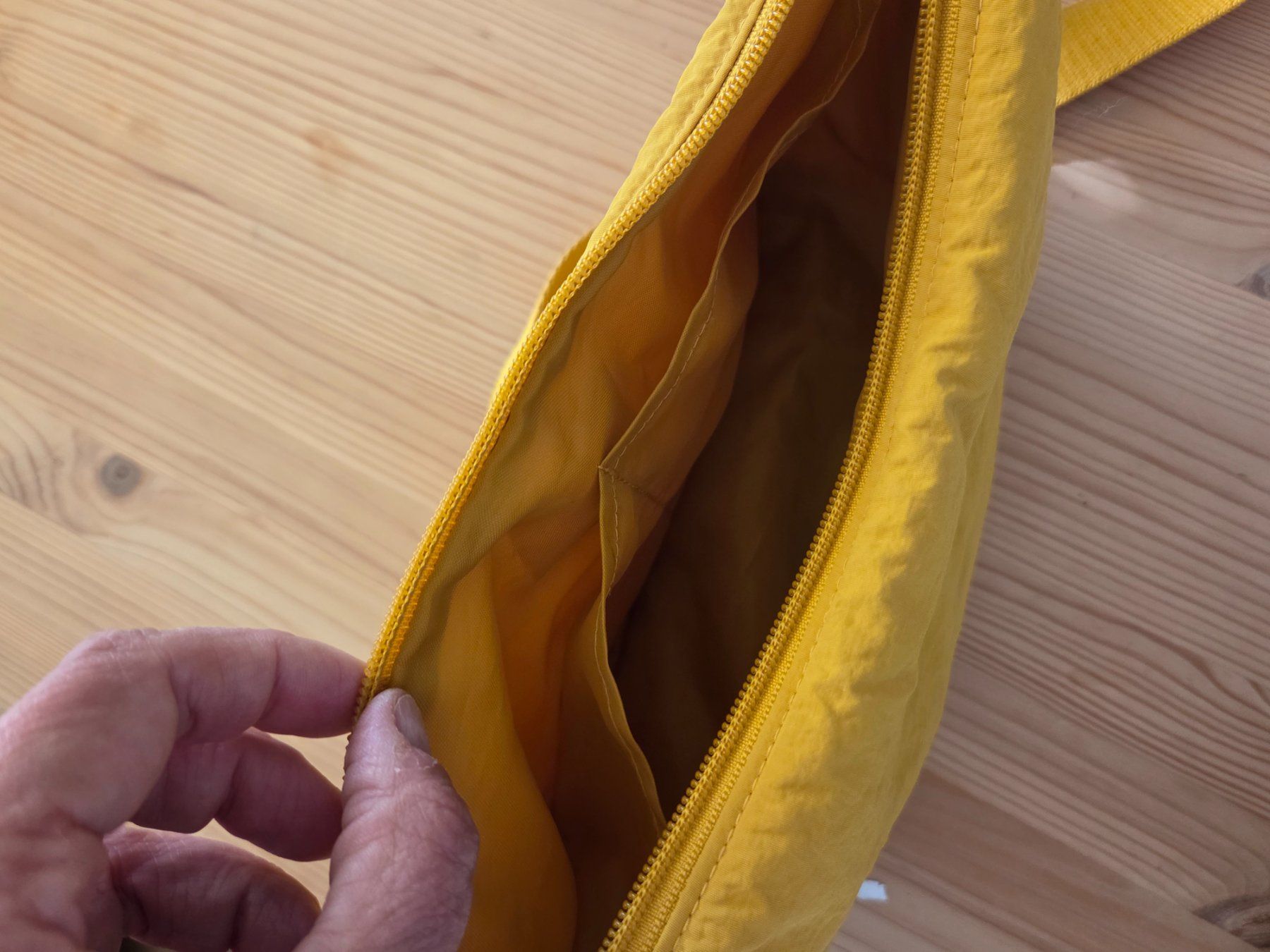 Uniqlo Borse: gelb Uniqlo Crossover Umhänge-Tasche – Usato da Liestal venduto da ITOlio 3