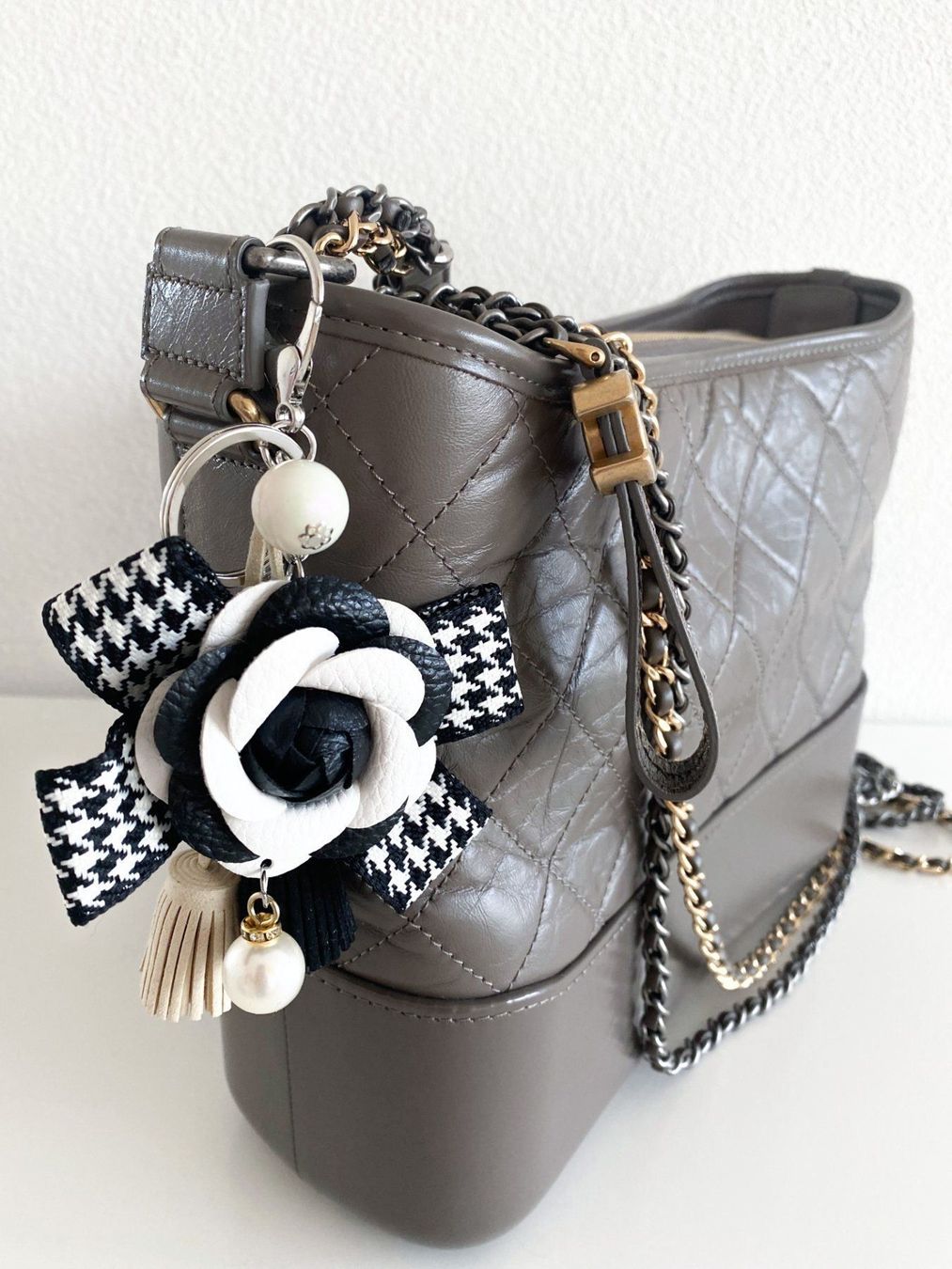 Borse da donna: Kamelie Taschenanhänger schwarz weiss – Nuovo e nell'imballaggio originale da Kriens venduto da hannaandkiko 2