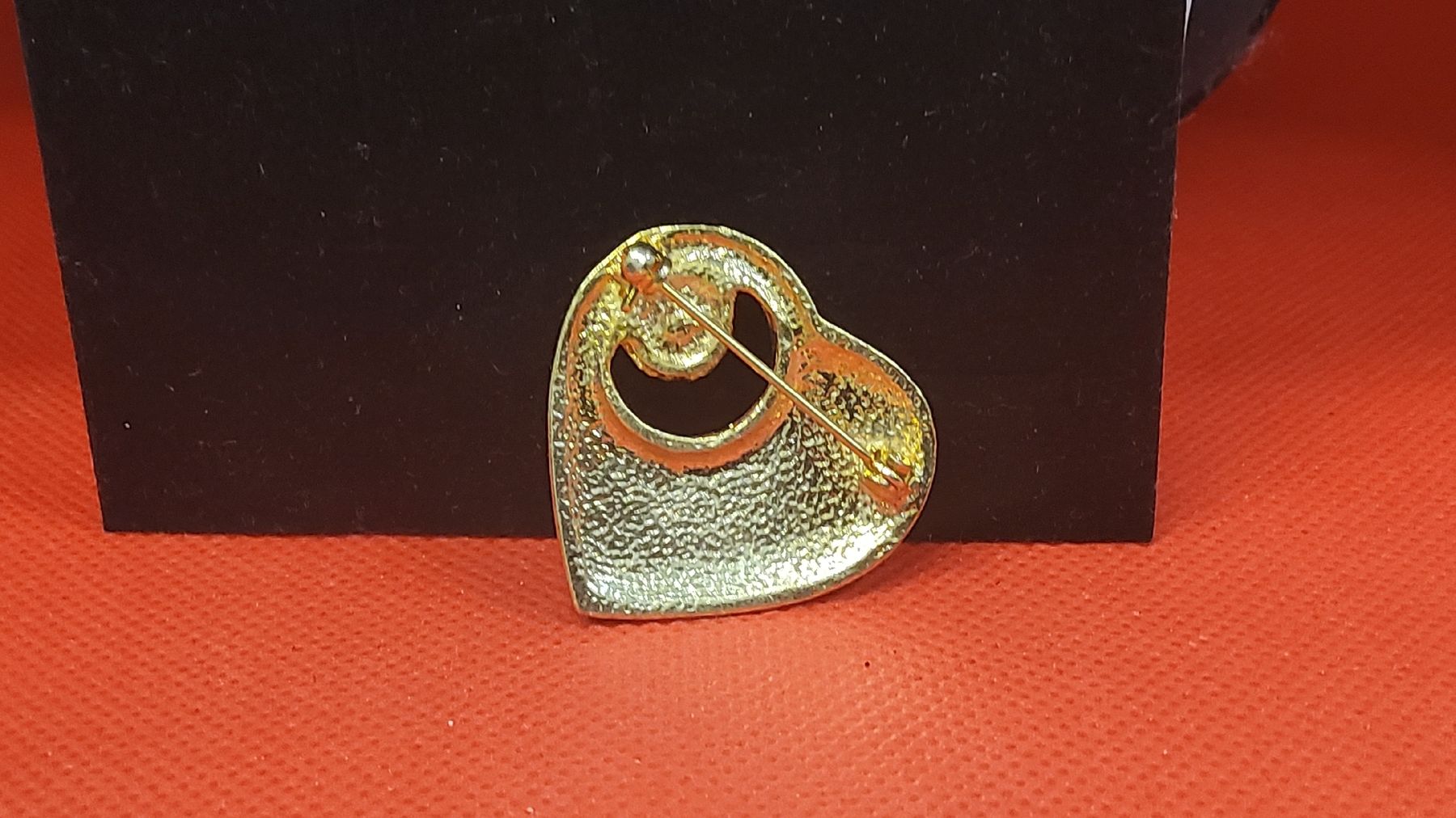Broschen & Nadeln: Goldfarbene Brosche Herz mit Strass - Modeschmuck Top – Gebraucht aus Herisau von Nluanalucas 1