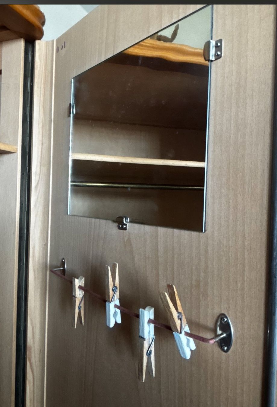 Armadi: Kleiderschrank geräumig mit Spiegelchen – Usato da Zürich venduto da Lapoetsch 2