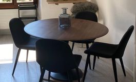 Table ronde en bois AMPM avec quatre chaises noir bon état